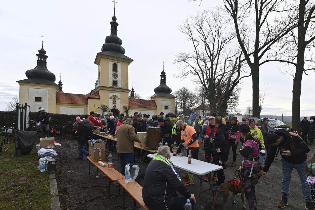 Tại Cộng hòa Séc, hơn 300 người tập trung để chuẩn bị cuộc thi chạy đêm giao thừa truyền thống từ Cheb đến Maria Loreto - địa điểm hành hương ở Hroznatov. Ảnh: Sky News Tại Cộng hòa Séc, hơn 300 người tập trung để chuẩn bị cuộc thi chạy đêm giao thừa truyền thống từ Cheb đến Maria Loreto - địa điểm hành hương ở Hroznatov. Ảnh: Sky News