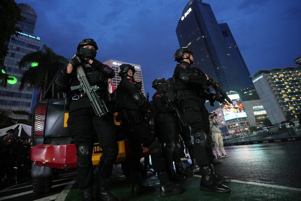 Tại Indonesia, cảnh sát đứng gác trước đêm giao thừa ở Jakarta. Ảnh: Sky News Tại Indonesia, cảnh sát đứng gác trước đêm giao thừa ở Jakarta. Ảnh: Sky News