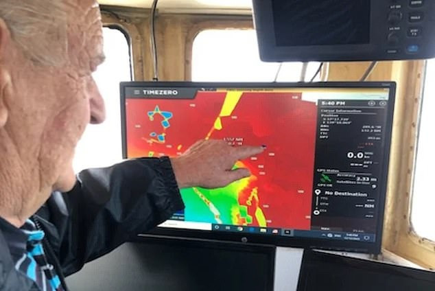 Ông Olver chỉ vào vị trí tìm thấy mảnh vỡ nghi cánh máy bay. Ảnh: Daily Mail Ông Olver chỉ vào vị trí tìm thấy mảnh vỡ nghi cánh máy bay. Ảnh: Daily Mail