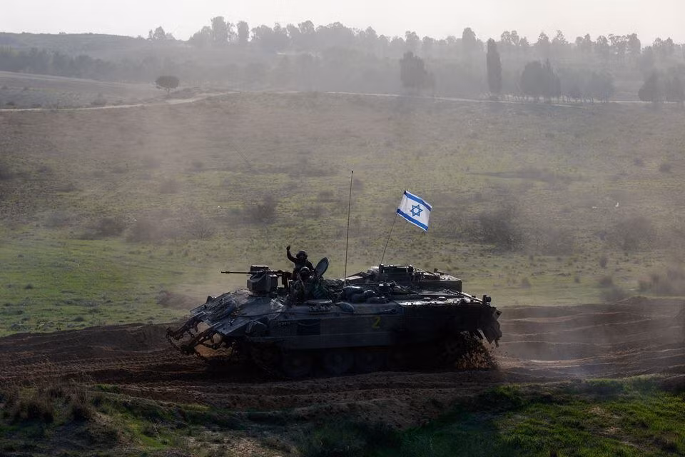 Xe quân sự của Israel ở gần biên giới với Dải Gaza. Ảnh: Reuters