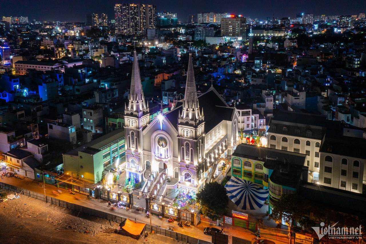 Cũng giống như nhiều cơ sở tôn giáo khác, nhà thờ giáo xứ Lộc Hưng (quận Tân Bình) mới xây dựng 3 năm qua, trước lễ Giáng sinh cũng đã rực rỡ những ánh đèn ấm áp. Nơi đây có những dải đèn rực sáng cùng những mô hình ông già Noel khổng lồ. Cũng giống như nhiều cơ sở tôn giáo khác, nhà thờ giáo xứ Lộc Hưng (quận Tân Bình) mới xây dựng 3 năm qua, trước lễ Giáng sinh cũng đã rực rỡ những ánh đèn ấm áp. Nơi đây có những dải đèn rực sáng cùng những mô hình ông già Noel khổng lồ.