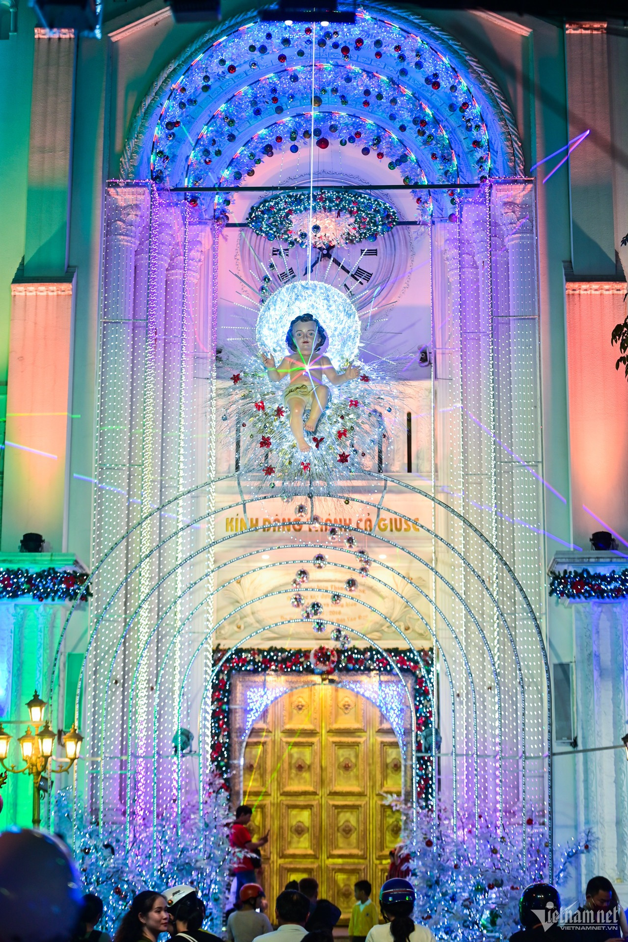 Phía trước nhà thờ được được trang trí tượng chúa Hài Đồng lớn cùng hàng nghìn bóng đèn Led lung linh huyền ảo mang lại cảm giác như đang lạc vào trời Âu giữa không gian kiến trúc độc đáo, cổ kính và trang nghiêm. Phía trước nhà thờ được được trang trí tượng chúa Hài Đồng lớn cùng hàng nghìn bóng đèn Led lung linh huyền ảo mang lại cảm giác như đang lạc vào trời Âu giữa không gian kiến trúc độc đáo, cổ kính và trang nghiêm.