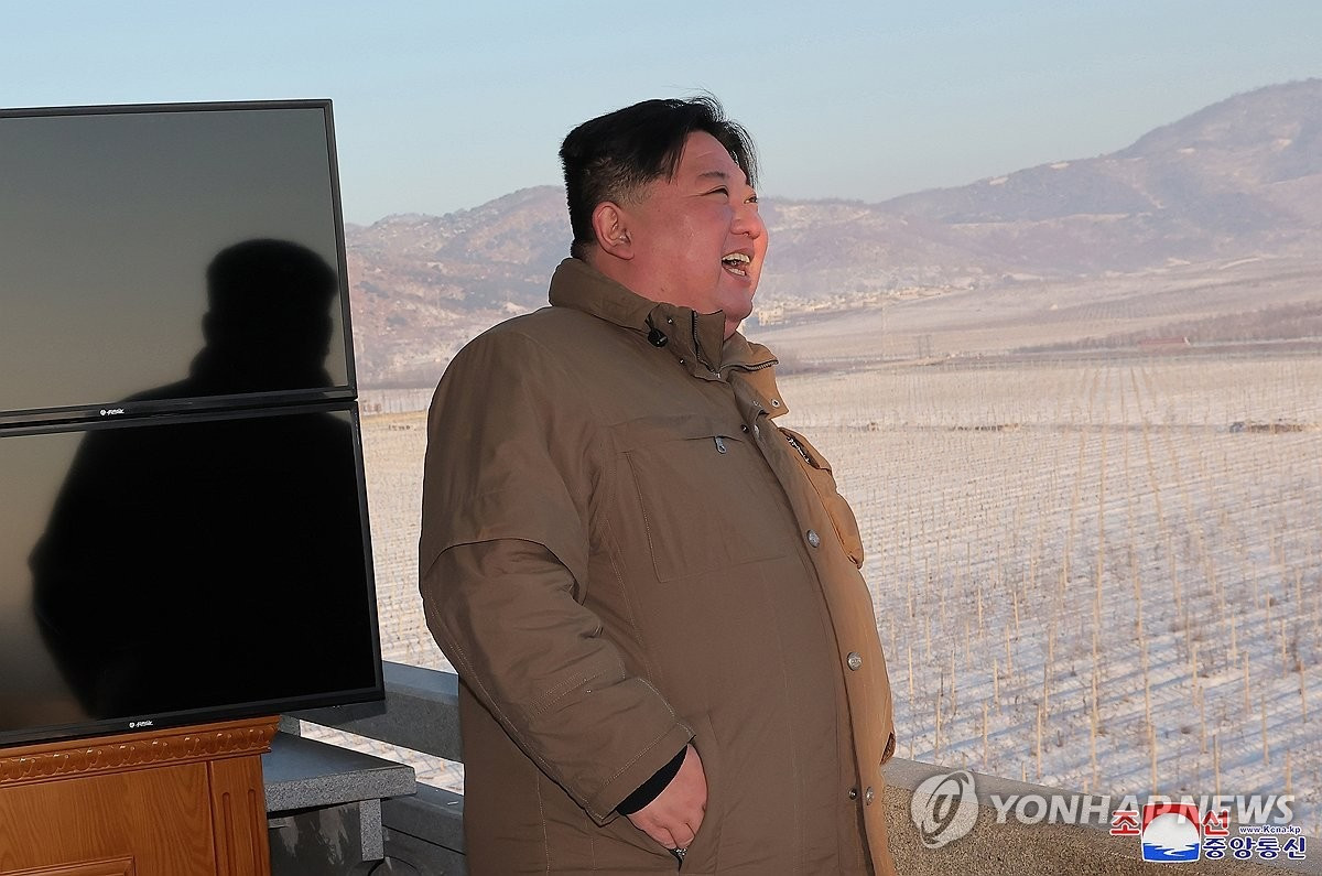 Chủ tịch Triều Tiên Kim Jong-un giám sát vụ phóng ICBM Hwasong-18 hôm 18/12. Ảnh: Yonhap Chủ tịch Triều Tiên Kim Jong-un giám sát vụ phóng ICBM Hwasong-18 hôm 18/12. Ảnh: Yonhap
