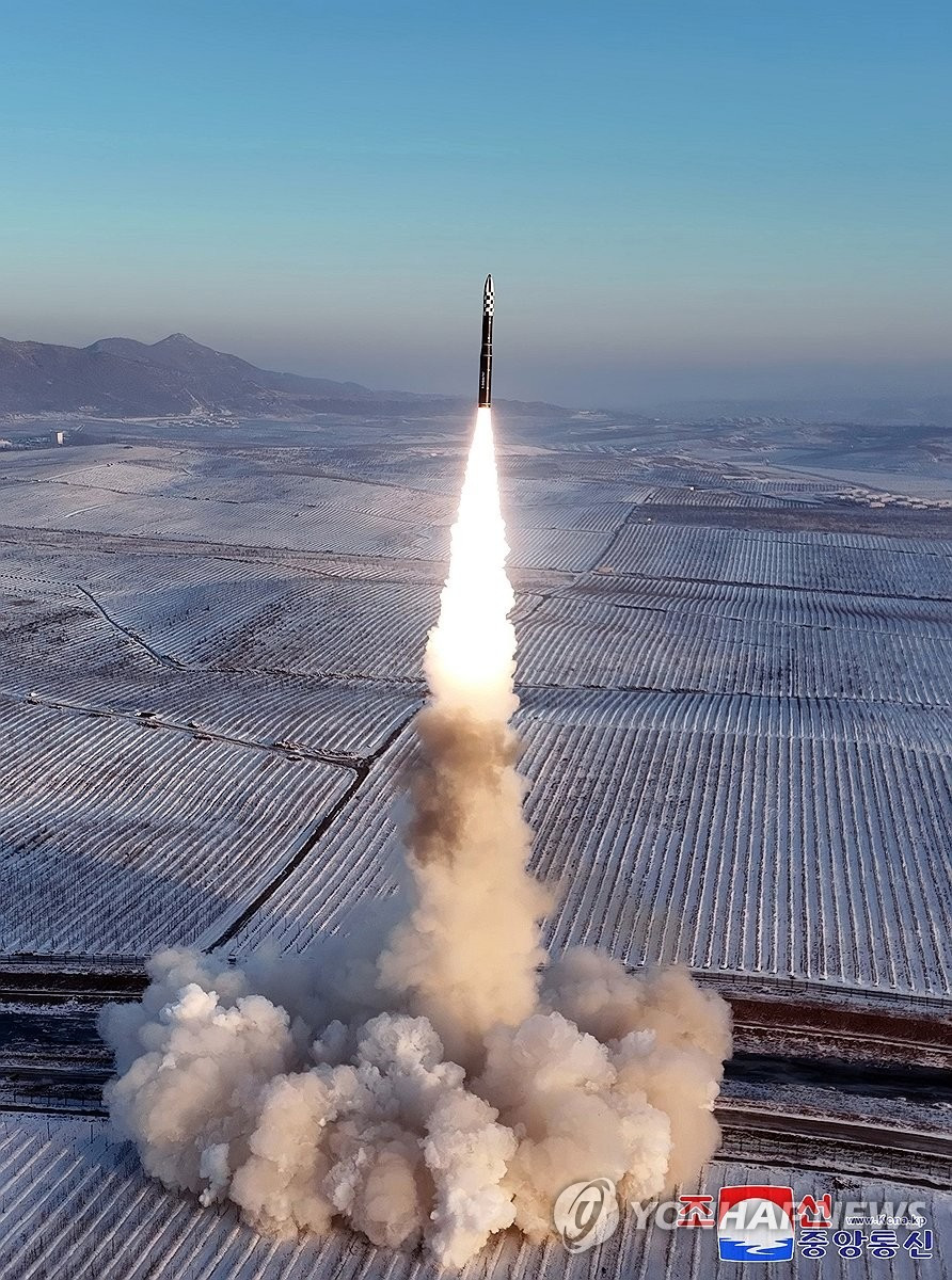 ICBM Hwasong-18 trong vụ phóng hồi đầu tuần. Ảnh: Yonhap ICBM Hwasong-18 trong vụ phóng hồi đầu tuần. Ảnh: Yonhap
