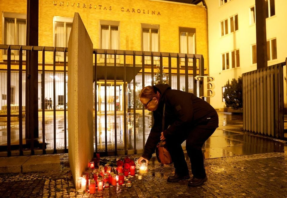 Người dân đặt nến tưởng niệm các nạn nhân. Ảnh: Reuters Người dân đặt nến tưởng niệm các nạn nhân. Ảnh: Reuters