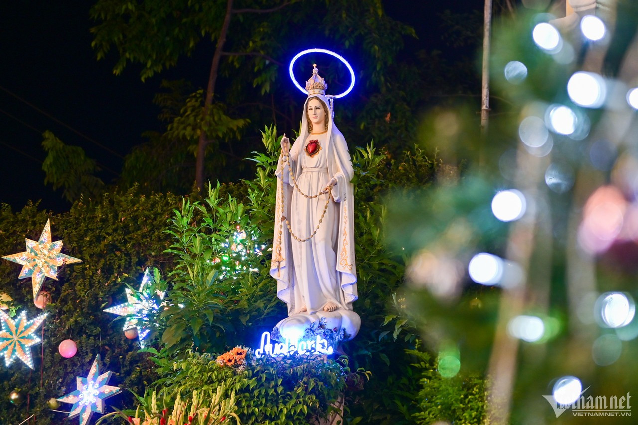 Tượng Đức Mẹ Maria phía trên hang đá đá Bê-lem xung quanh được trang trí bởi nhiều dây đèn Led, ngôi sao Giáng sinh ở nhà thờ Bình Thái. Tượng Đức Mẹ Maria phía trên hang đá đá Bê-lem xung quanh được trang trí bởi nhiều dây đèn Led, ngôi sao Giáng sinh ở nhà thờ Bình Thái.