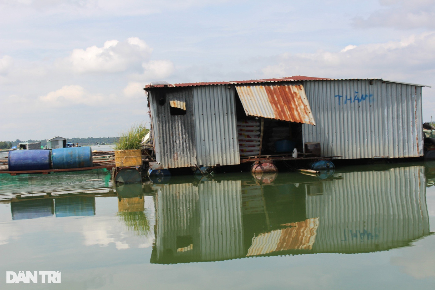 Chính quyền xã Minh Hòa đã vận động toàn bộ các hộ dân này lên bờ sinh sống. Tuy nhiên, chính quyền gặp khó khăn vì không có đất ở để cấp cho những hộ này. Không chỉ vậy, những hộ dân đang sống ở hồ vẫn chưa có giấy tờ tùy thân. Chính quyền xã Minh Hòa đã vận động toàn bộ các hộ dân này lên bờ sinh sống. Tuy nhiên, chính quyền gặp khó khăn vì không có đất ở để cấp cho những hộ này. Không chỉ vậy, những hộ dân đang sống ở hồ vẫn chưa có giấy tờ tùy thân.