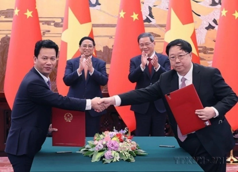 Thủ tướng Phạm Minh Chính và Thủ tướng Trung Quốc Lý Cường chứng kiến Lễ ký Thỏa thuận hợp tác nghiên cứu quản lý tổng hợp môi trường biển và hải đảo vùng Vịnh Bắc Bộ giữa Bộ Tài nguyên và Môi trường Việt Nam và Bộ Tài nguyên Thiên nhiên Trung Quốc (Bắc Kinh, 26/6/2023). (Ảnh: Dương Giang/TTXVN)