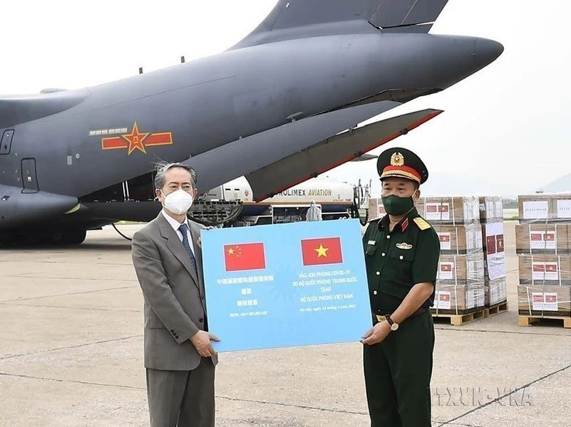 Lễ tiếp nhận 200.000 liều vaccine Vero-Cell của Sinopharm và vật tư y tế do Bộ Quốc phòng Trung Quốc trao tặng Bộ Quốc phòng Việt Nam, ngày 23/8/2021, tại sân bay quốc tế Nội Bài (Hà Nội). (Ảnh: TTXVN phát)