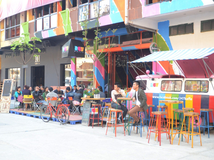 Hàng quán vẫn hoạt động