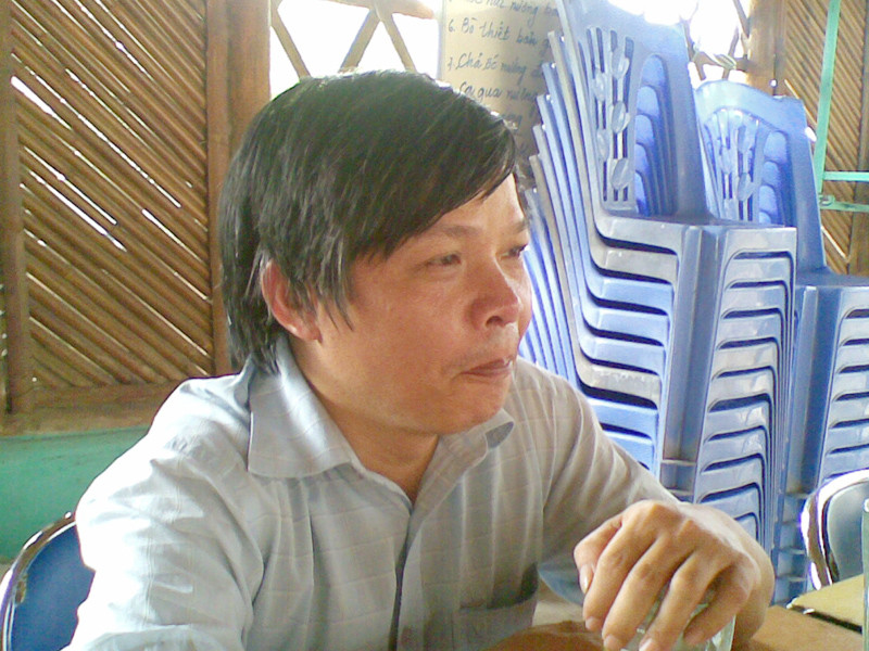 Thầy giáo Đỗ Việt Khoa khóc trong cuộc trò chuyện với PV Tiền Phong. Ảnh: Nguyễn Dũng