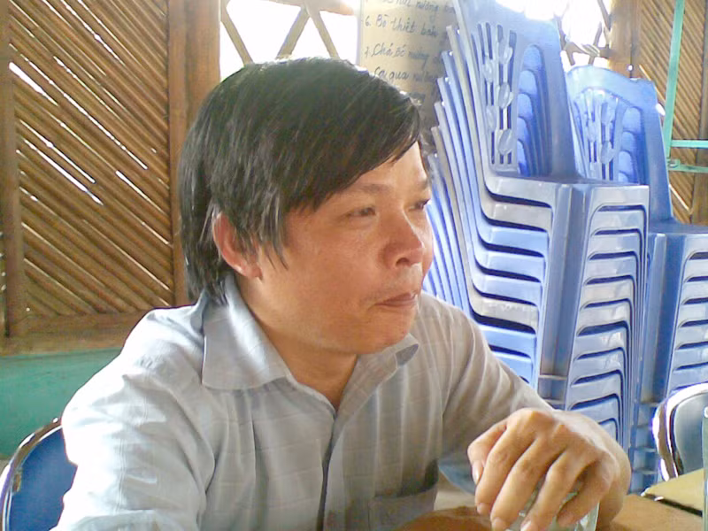 Thầy giáo Đỗ Việt Khoa khóc trong cuộc trò chuyện với PV Tiền Phong. Ảnh: Nguyễn Dũng