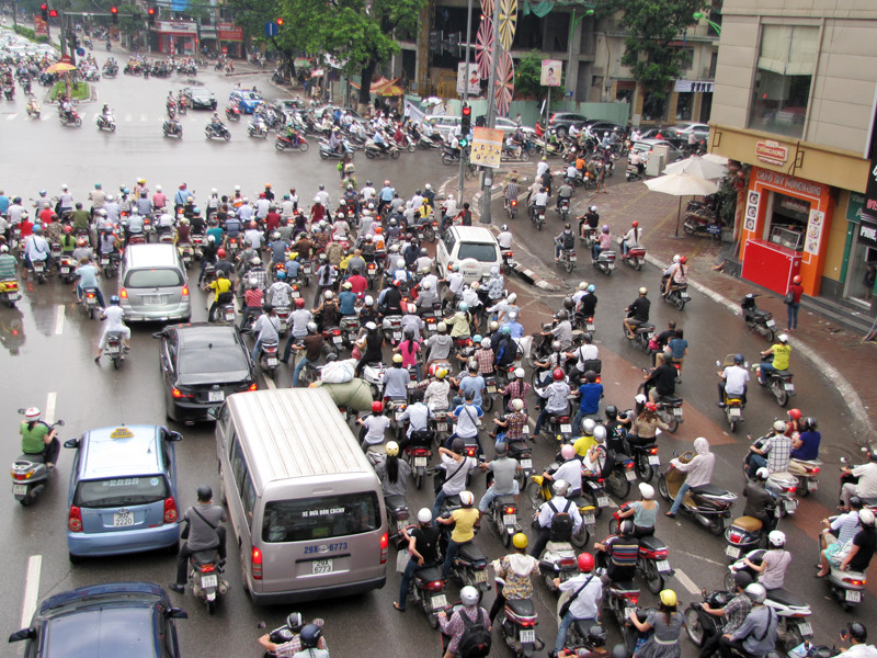 Lượng xe đi vào trung tâm Thủ đô theo tuyến Phố Huế-Hàng Bài tấp nập