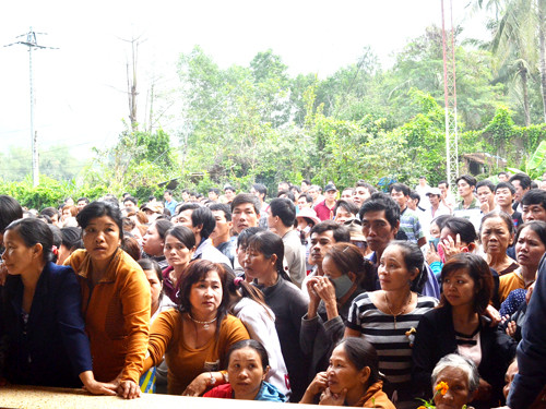 Rất đông người dân tới chứng kiến phiên tòa