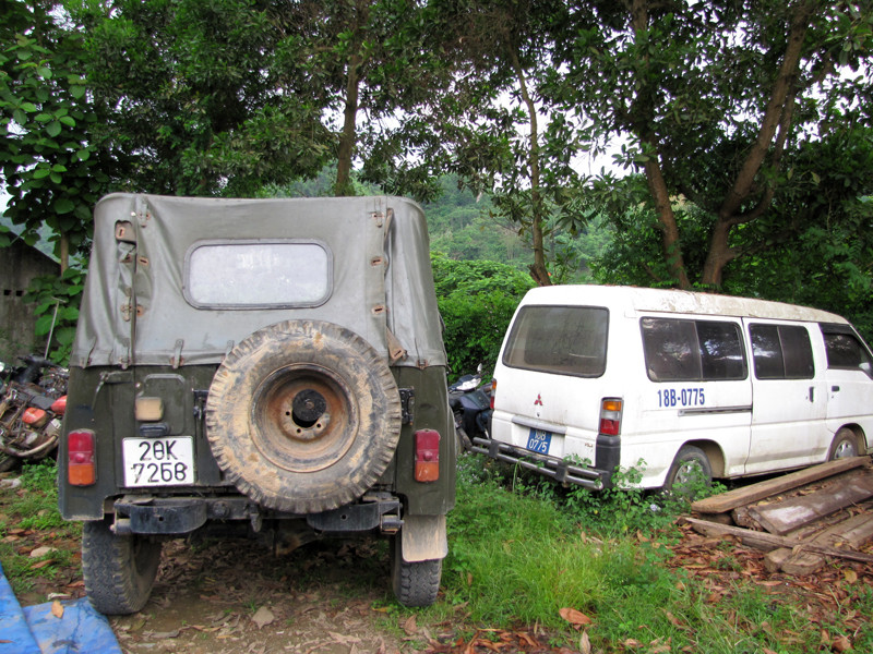 Lâm tặc còn ngụy trang bằng xe biển xanh, xe u-oát để qua mắt kiểm lâm