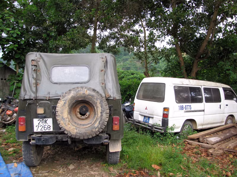 Lâm tặc còn ngụy trang bằng xe biển xanh, xe u-oát để qua mắt kiểm lâm