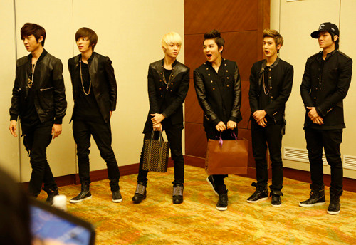 Các chàng trai Teen Top xuất hiện với lời chào bằng tiếng Việt