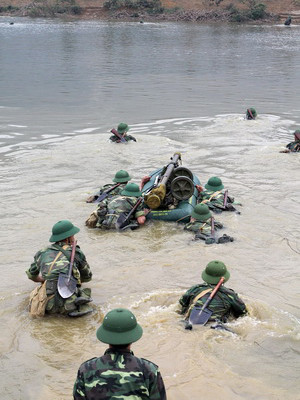 Trung đội bộ binh vượt sông tiến công mục tiêu địch. (Ảnh: Trọng Đức/TTXVN)