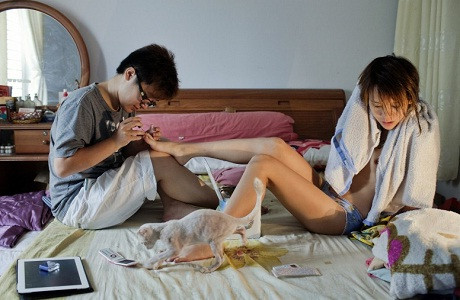 Phan Ngọc Hải Lý cắt móng chân cho cô bạn gái Phạm Thảo Huyền. Họ đã ở bên nhau gần 5 năm