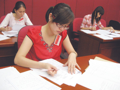 Dự báo điểm chuẩn đại học khối A năm nay cao hơn năm ngoái (trong ảnh: tại phòng chấm thi môn Toán). Ảnh: Hồ Thu