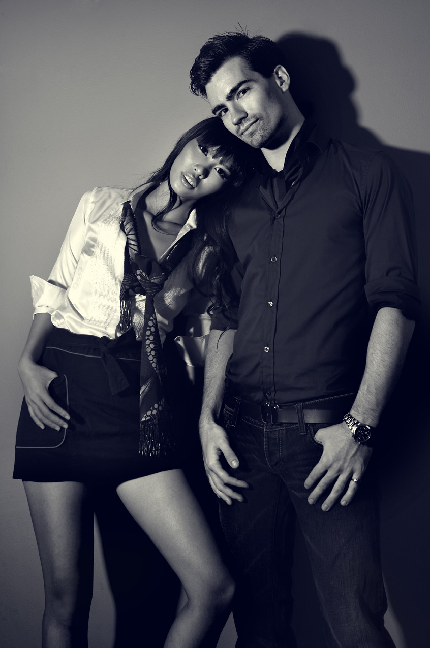 Hà Anh và bạn diễn ngoại quốc trong MV From the very start của cô