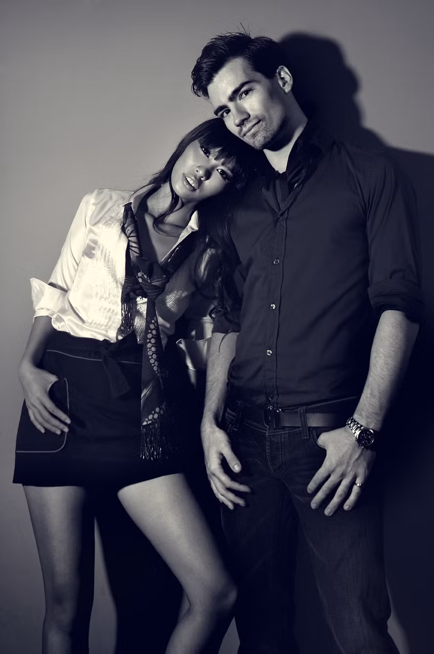 Hà Anh và bạn diễn ngoại quốc trong MV From the very start của cô. Hà Anh và bạn diễn ngoại quốc trong MV From the very start của cô