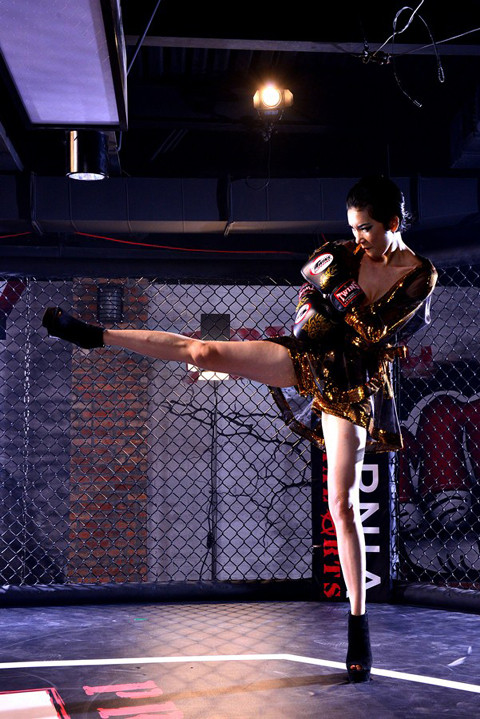 Nữ giám khảo tung cước không khác gì một võ sĩ chuyên nghiệp