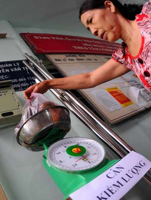 Theo Luật đo lường, trong xử lý vi phạm có biện pháp công khai trên phương tiện thông tin đại chúng tên, địa chỉ của tổ chức, cá nhân vi phạm. Trong ảnh: cân kiểm lượng tại chợ Nguyễn Văn Trỗi, Q.3, TP.HCM -Ảnh: Tuổi Trẻ. Theo Luật đo lường, trong xử lý vi phạm có biện pháp công khai trên phương tiện thông tin đại chúng tên, địa chỉ của tổ chức, cá nhân vi phạm. Trong ảnh: cân kiểm lượng tại chợ Nguyễn Văn Trỗi, Q.3, TP.HCM -Ảnh: Tuổi Trẻ