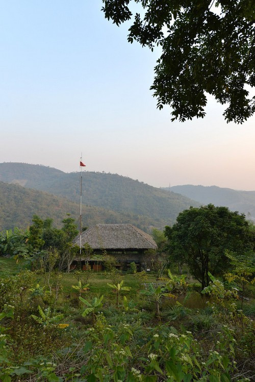 Căn nhà gỗ ở Hòa Bình dốc 30 độ duyên dáng bên hồ 'mê hoặc' báo Tây ảnh 1