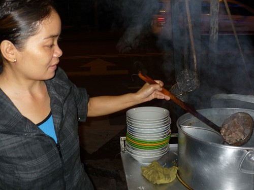 Nước lèo hủ tíu gõ của chị Thư bán trên đường Nguyễn Chí Thanh (Q.5, TP.HCM) ngọt nhờ xương sống heo