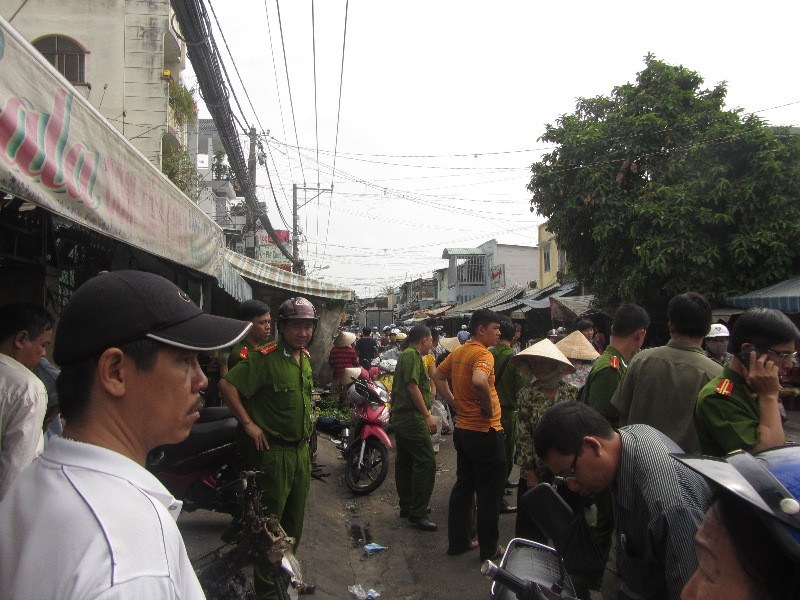 Lực lượng chức năng phong tỏa hiện trường để tiến hành điều tra nguyên nhân