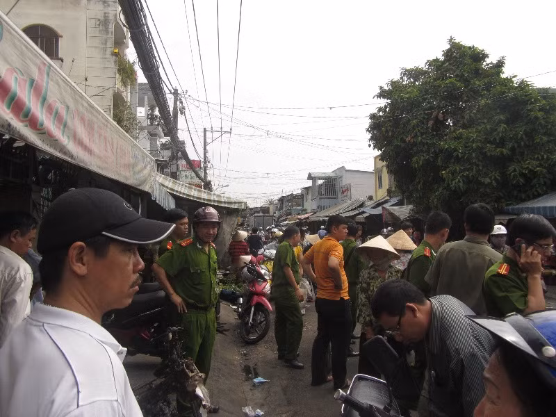 Lực lượng chức năng phong tỏa hiện trường để tiến hành điều tra nguyên nhân