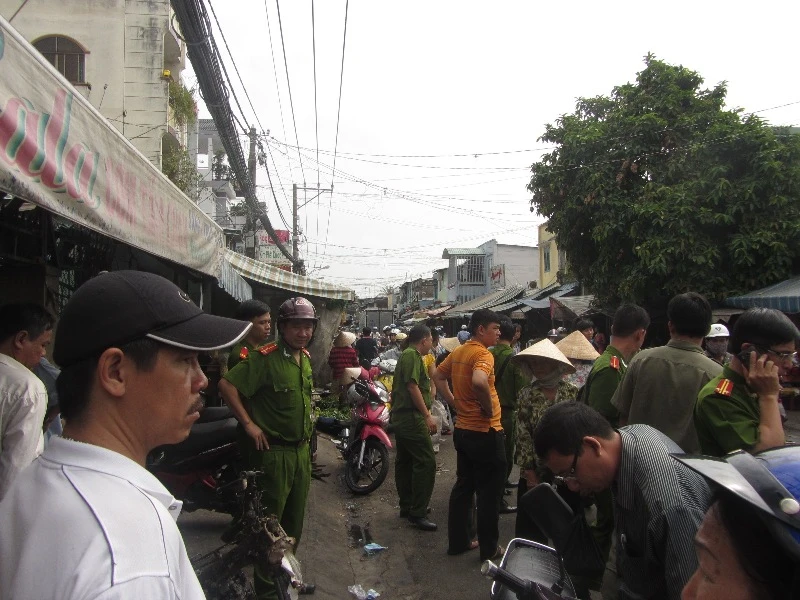Lực lượng chức năng phong tỏa hiện trường để tiến hành điều tra nguyên nhân