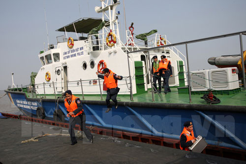 Cán bộ, chiến sĩ Vùng 1 Cảnh sát Biển bắt giữ 2 tàu than lậu ở vùng biển Hải Phòng