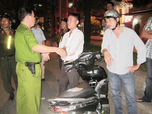 Công an phường Bến Nghé giải thích cưỡng chế chủ phương tiện quá khích.. Công an phường Bến Nghé giải thích cưỡng chế chủ phương tiện quá khích.