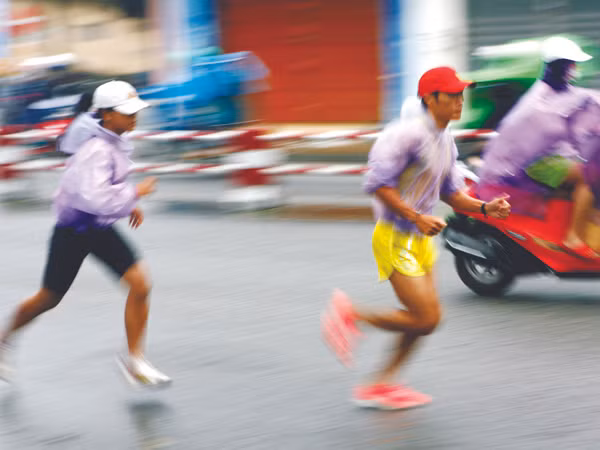 Nguyễn Văn Long, ĐKVĐ cự ly bán marathon 21km năm 2011 cùng đồng đội rèn luyện dưới trời mưa