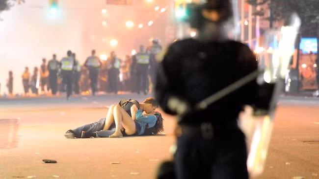 Nụ hôn cháy bỏng trong bạo loạn. Ảnh:Getty Images/Richchard Lam. Nụ hôn cháy bỏng trong bạo loạn. Ảnh:Getty Images/Richchard Lam
