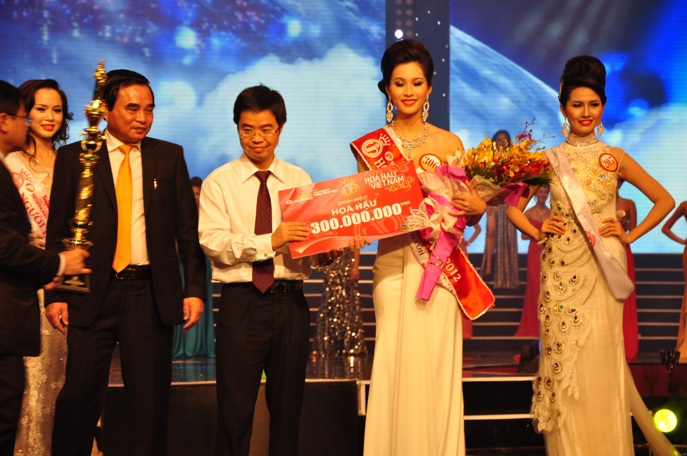 Ông Trần Đỗ Thành - Ủy viên HĐQT Tổng Công ty CP Bảo hiểm SHB-Vinacomin trao tặng cho tân hoa hậu Việt Nam 2012