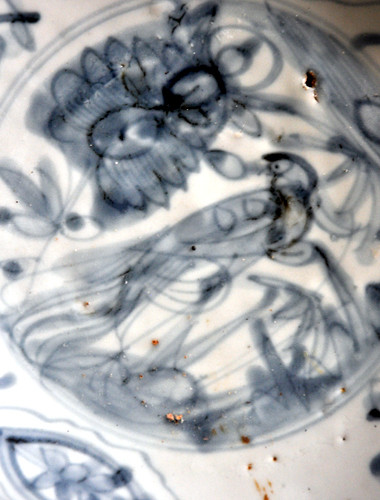 Hoa văn hình chim phụng giữa hoa lá được chạm khắc tinh xảo trong lòng một chiếc dĩa cổ