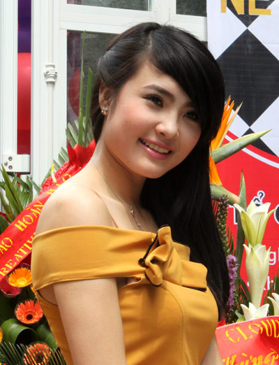 Khánh Chi chia sẻ, anh trai Công Vinh bận sang Trung Quốc tập huấn cùng đội tuyển, mẹ vừa vào Sài Gòn thăm chị dâu tương lai Thủy Tiên về nên không ai tới dự ngày khai trương công ty được