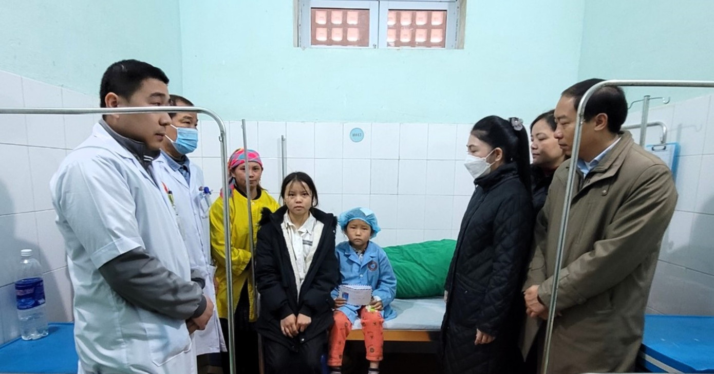 Lãnh đạo UBND huyện Xín Mần cùng lãnh đạo một số ngành đến thăm, động viên cháu Giàng Thị D. (Ảnh: Cổng thông tin điện tử huyện Xín Mần). Lãnh đạo UBND huyện Xín Mần cùng lãnh đạo một số ngành đến thăm, động viên cháu Giàng Thị D. (Ảnh: Cổng thông tin điện tử huyện Xín Mần).