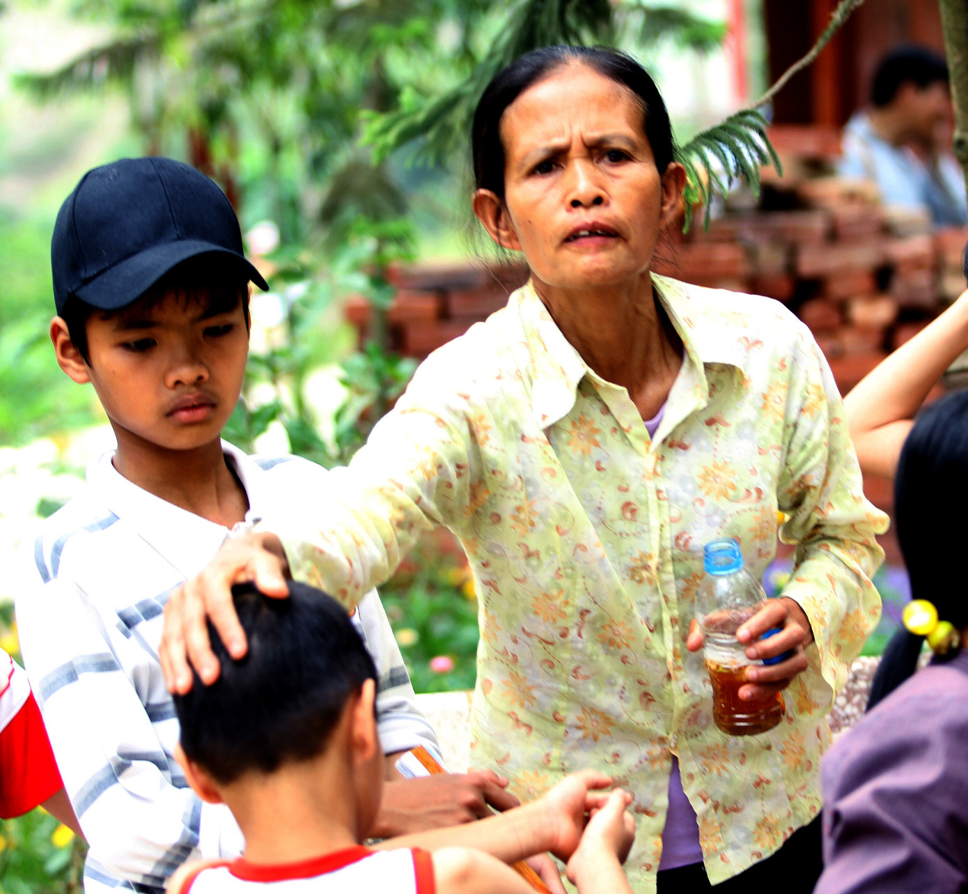 Sau khi đã tắm cho Phật, nước thơm trở thành nước thiêng được mọi người nâng niu từng giọt mang về nhà. 