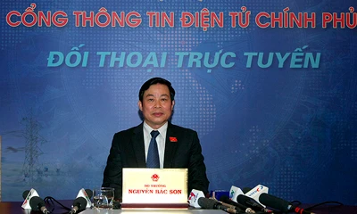 Bộ trưởng Bộ Thông tin truyền thông Nguyễn Bắc Son đối thoại trực tuyến với nhân dân. Ảnh: Chinhphu.vn