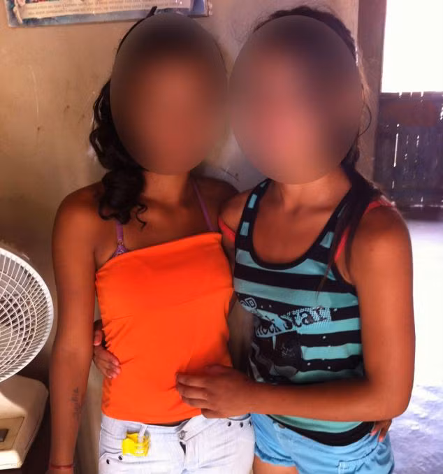 Hai chị em Rebeca, 15 tuổi và Milene, 12 tuổi đến từ Chilli Peppers, đã dấn thân vào "công việc" này một thời gian dài. Hai chị em Rebeca, 15 tuổi và Milene, 12 tuổi đến từ Chilli Peppers đã dấn thân vào