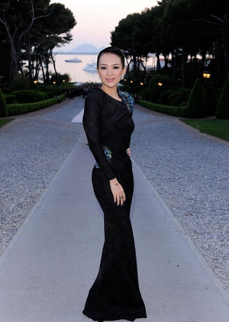 Chương Tử Di sang trọng với đầm đen