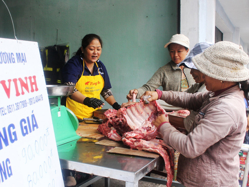 Điểm bán thịt heo bình ổn giá tại chợ Cồn giảm hơn 30% so với giá thị trường. Ảnh: Nguyễn Huy