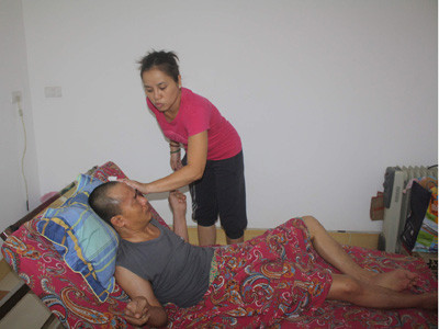 Chị Hạnh đã bán nhà, bỏ việc để chăm sóc chồng