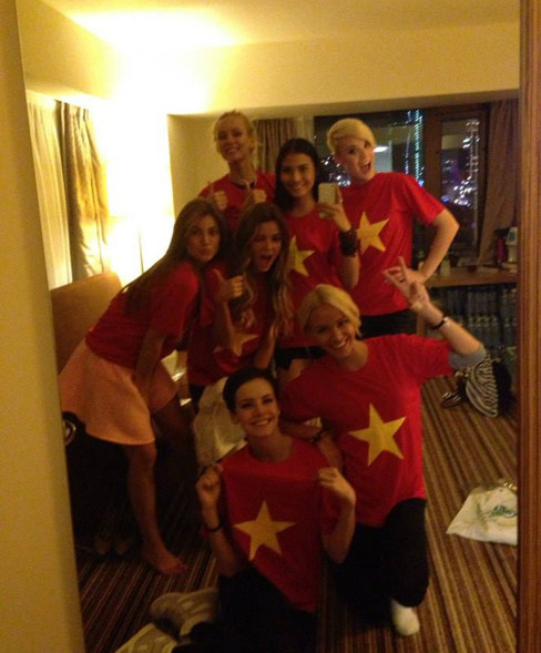 Cô còn tặng tràng hạt và áo phông in hình cờ đỏ sao vàng cho hoa hậu các nước