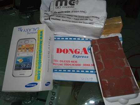 Ngoài là vỏ hộp điện thoại Samsung Galaxy nhưng bên trong là một cục gạch