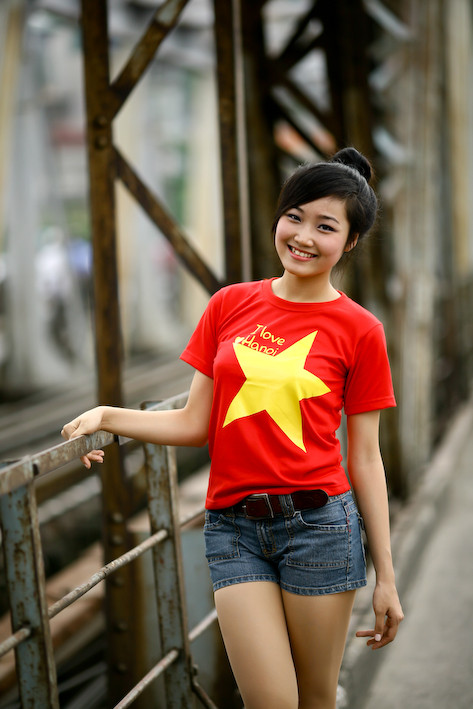 Thả bước trên cầu Long Biên lộng gió